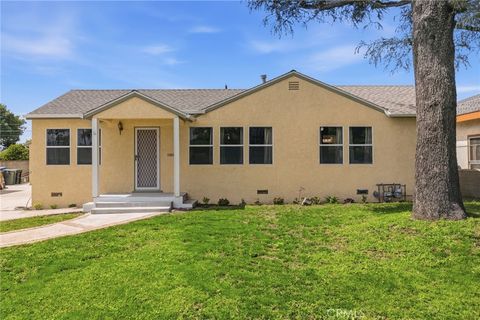 Photo of 2407 N Keystone St, Burbank, CA 91504 (MLS # BB26074734)