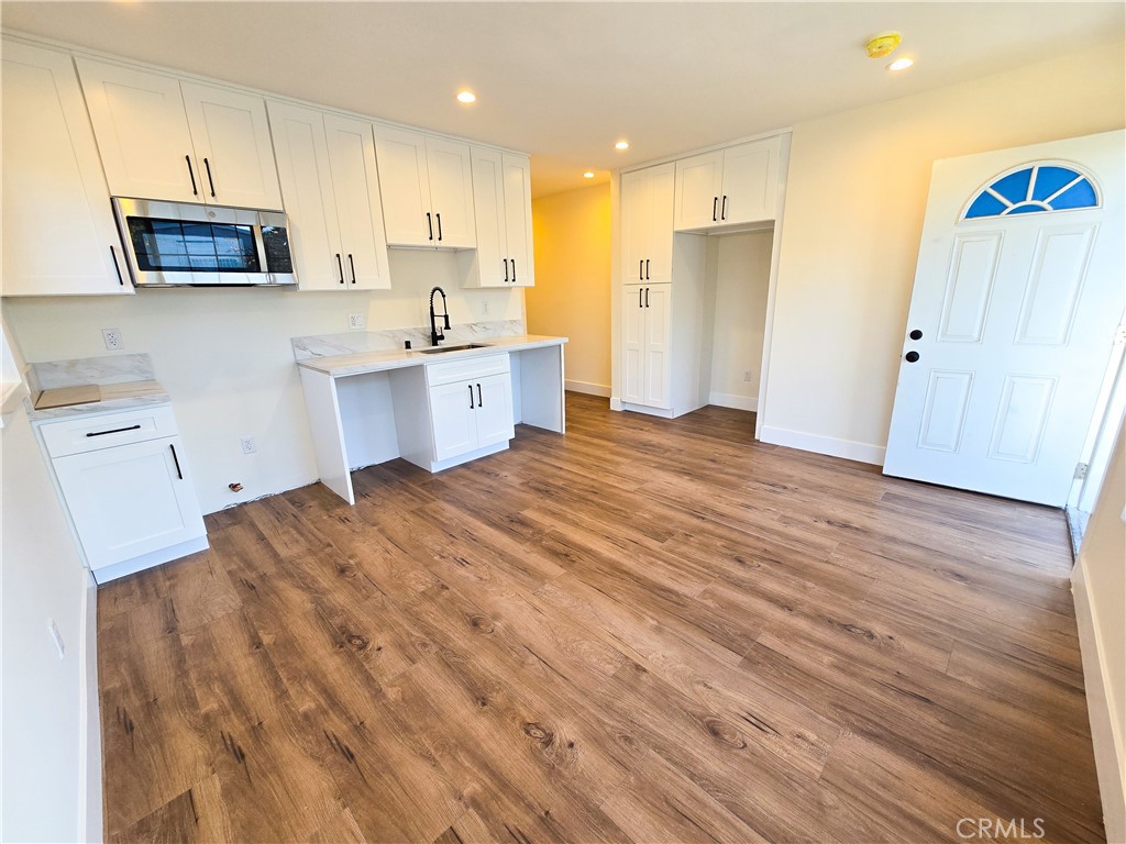 Step into this completely remodeled 2-bedroom, 1-bath home in South Los Angeles, beautifully upgraded down to the studs! Located in the 90062 ZIP code near Vermont Square and Hyde Park, this home blends modern finishes with functional design. It features a brand-new kitchen, sleek flooring, updated electrical and plumbing, and a designated space for a 2-in-1 laundry combo unit—ready for your installation. A perfect starter home or investment opportunity in a rapidly growing neighborhood.
Note: No on-site parking.