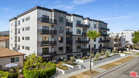 Photo of 5153 Maplewood Avenue #104, Los Angeles, CA 90004 (MLS # 26105296)