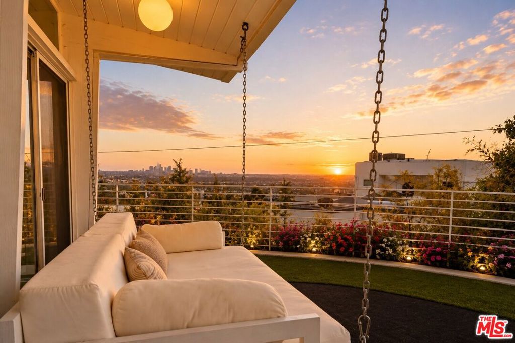 8411 Hollywood Boulevard