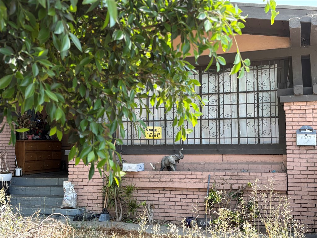 Nice duplex with a nice sized lot. Needs some talc.