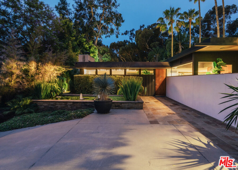 Richard Neutra, A.I.A, 1947-1948 Sitting amongst its peers by Charles & Ray Eames, Eero Saarinen and Rodney Walker, the Bailey House remains timeless and exciting. In keeping with the Case Study program ideals the house was designed to be modest from the street yet elegant in its simplicity in the interior. Neutra, one of the more established and well known of the Case Study architects designed the house to blend with its surrounding nature. Marmol Radziner executed a sensitive restoration having elevated the house into the current century by seamlessly blending the new with the original. The house opens to the expansive rear gardens through the large sliding glass doors providing for a quintessential Southern California lifestyle.