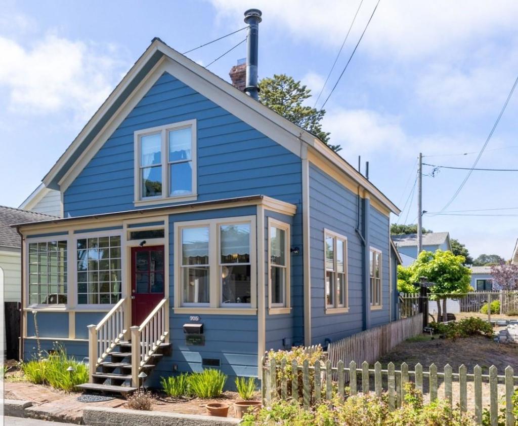 Quintessential Pacific Grove Retreat cottage with an amazing walking location. The historic charm has be preserved along with many modern updates, the best of both worlds. Just steps to all that PG has to offer; Lovers Point, Recreation Trail, stroll along some of the most beautiful coastline in the world, fine and casual dining, shops where the owners will know you by name. Like stepping back in time.