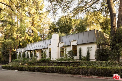 Photo of 4963 Queen Victoria Road, Woodland Hills, CA 91364 (MLS # 26998077)