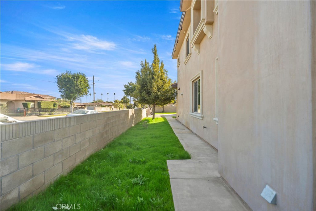 418 E El Monte Street