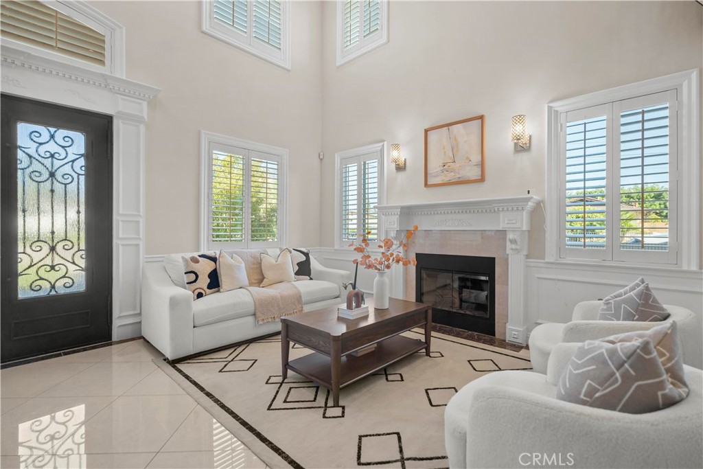 418 E El Monte Street