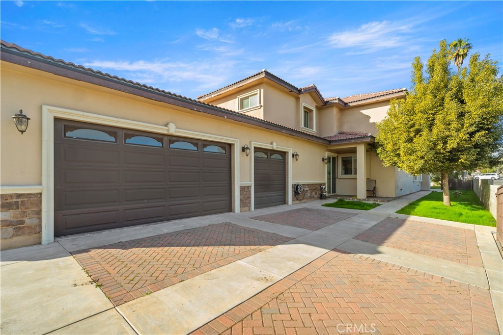 418 E El Monte Street