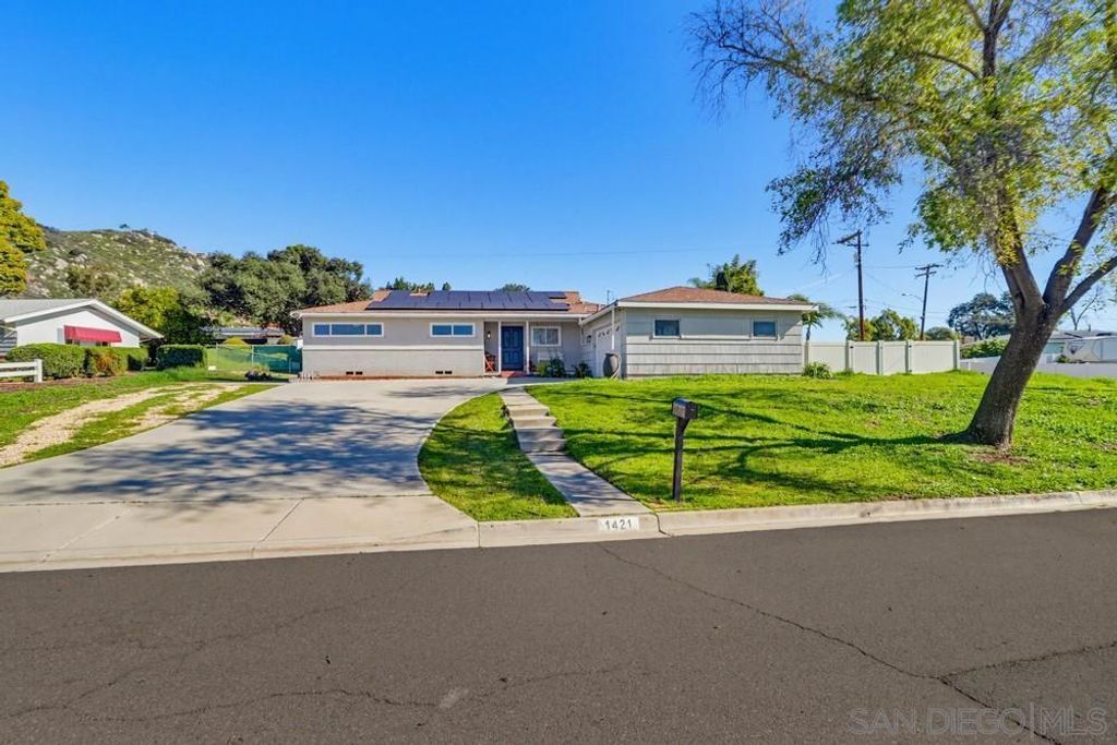 Photo of 1421 Teton Dr Dr, El Cajon, CA 92021 (MLS # 260001283SD)