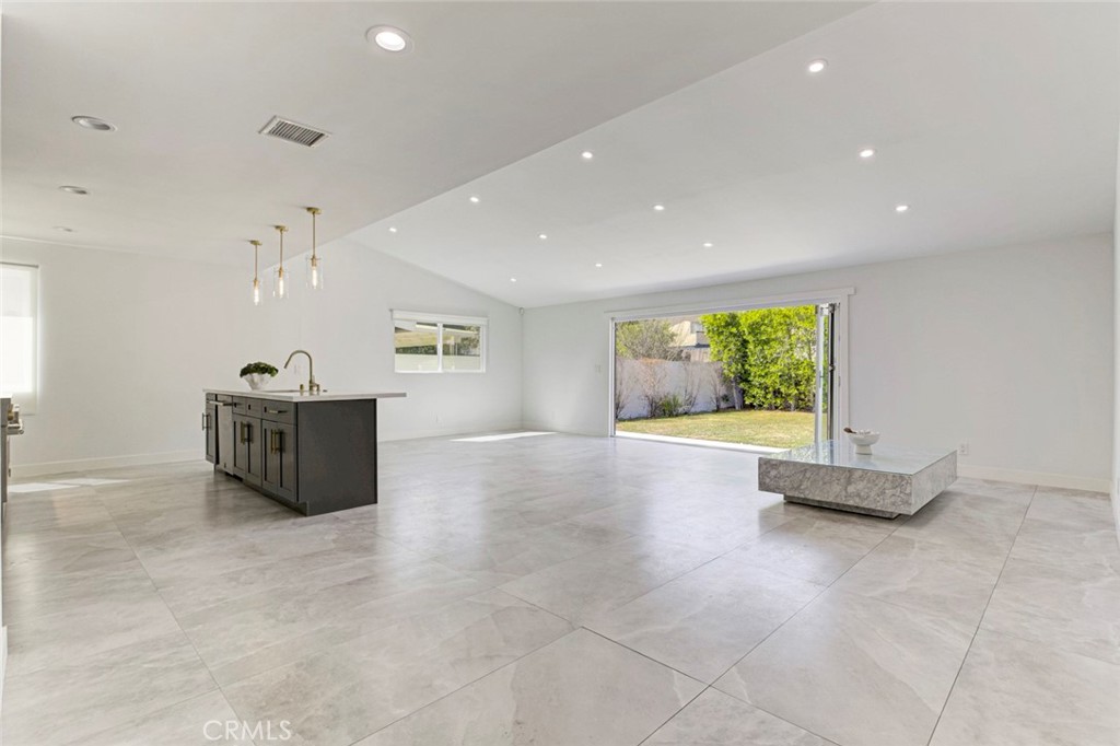 5515 Hermitage Avenue