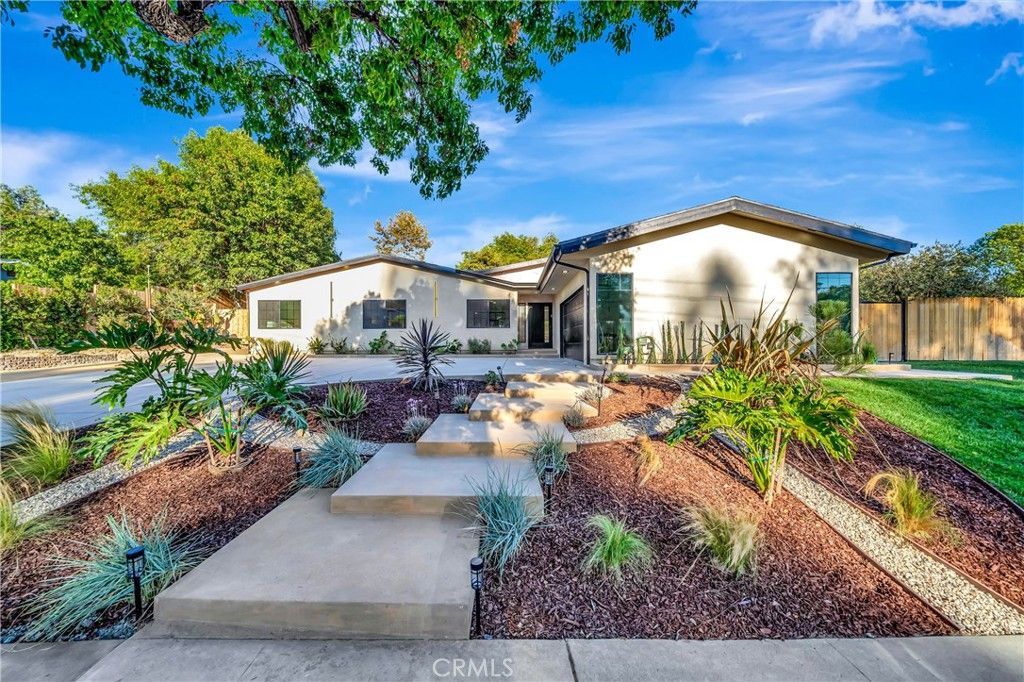 Photo of 5534 Pattilar Avenue, Woodland Hills, CA 91367 (MLS # SR26074202)