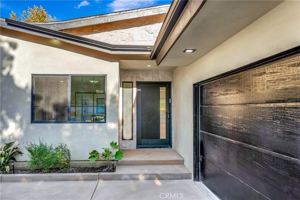 Photo of 5534 Pattilar Avenue, Woodland Hills, CA 91367 (MLS # SR26074202)