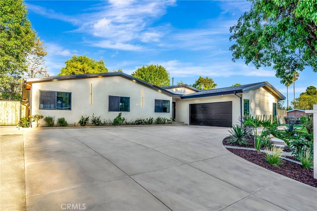 Photo of 5534 Pattilar Avenue, Woodland Hills, CA 91367 (MLS # SR26074202)