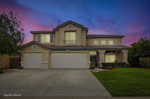 Photo of 1510 Dovetail Way, Gilroy, CA 95020 (MLS # ML82036228)