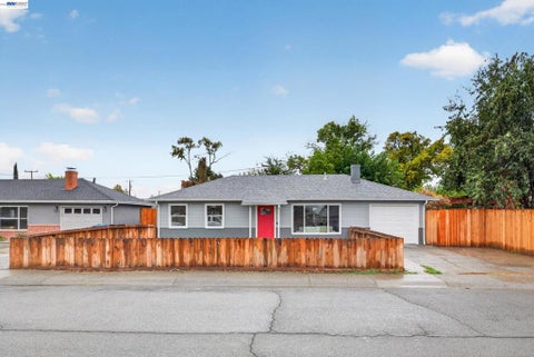 Photo of 1843 Vermont St, Fairfield, CA 94533 (MLS # 41152048)
