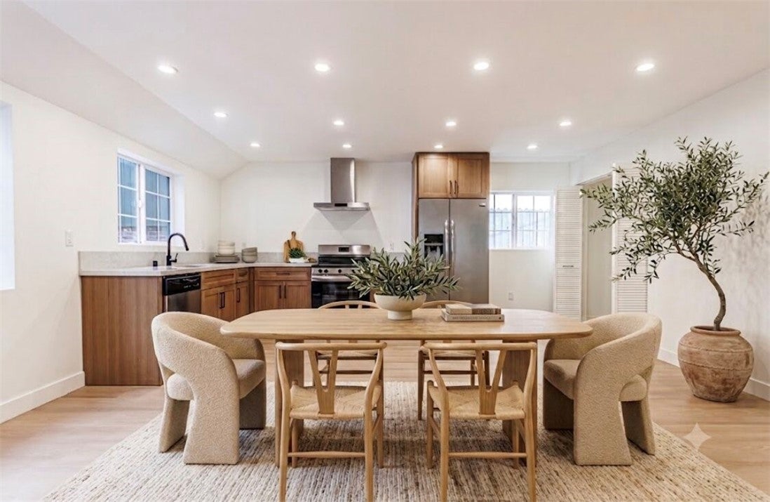 4220 W Adams