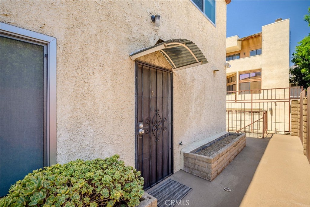 251 W Dryden Street 5