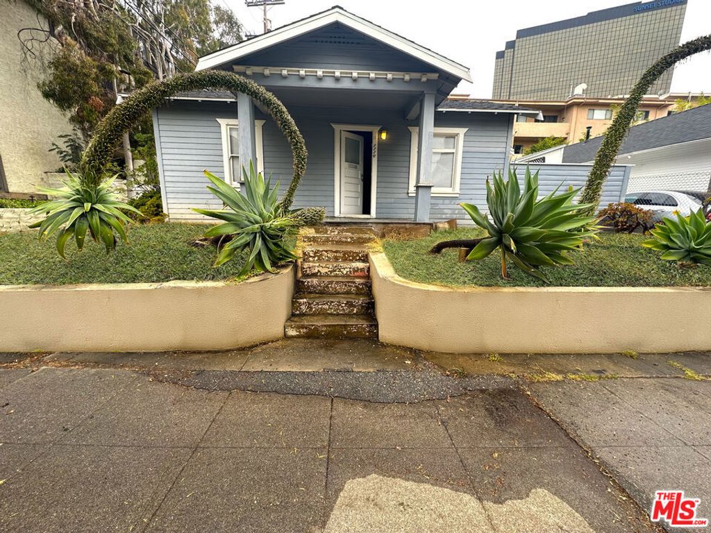 Photo of 1116 S Barrington Avenue, Los Angeles, CA 90049 (MLS # 25576491)