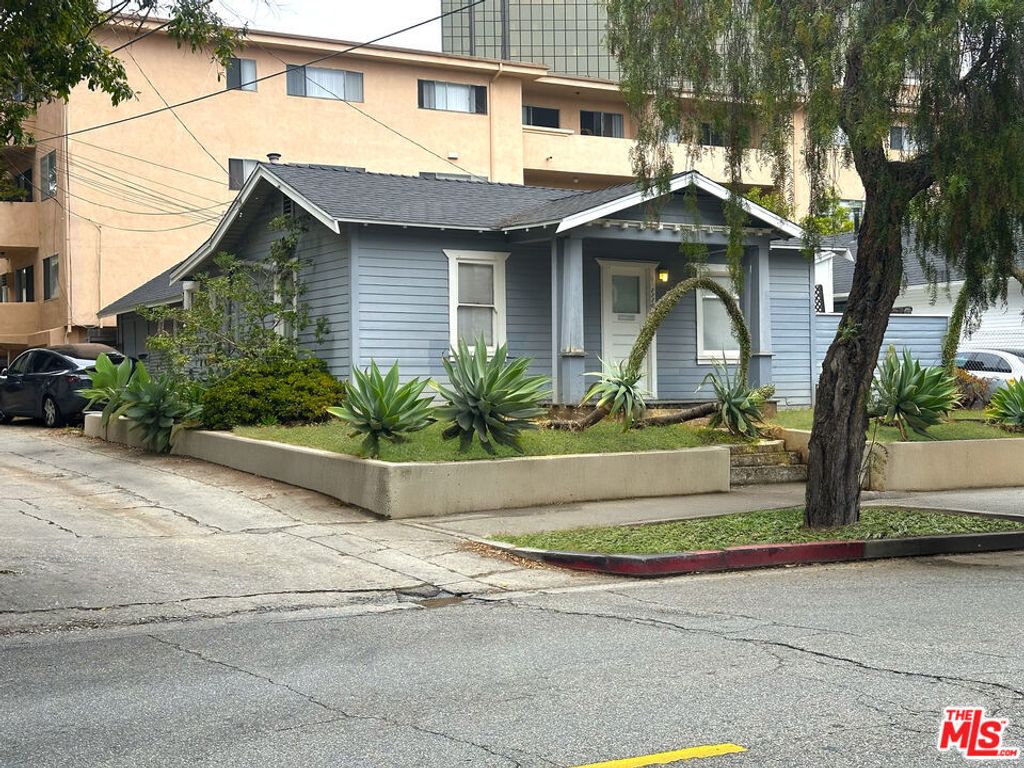 Photo of 1116 S Barrington Avenue, Los Angeles, CA 90049 (MLS # 25576491)