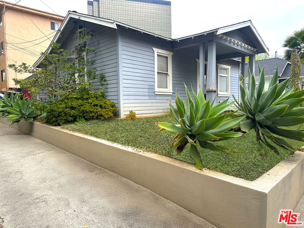 Photo of 1116 S Barrington Avenue, Los Angeles, CA 90049 (MLS # 25576491)