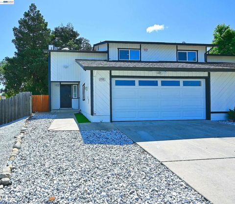 Photo of 2725 Countrywood Dr Dr, Antioch, CA 94509 (MLS # 41131490)