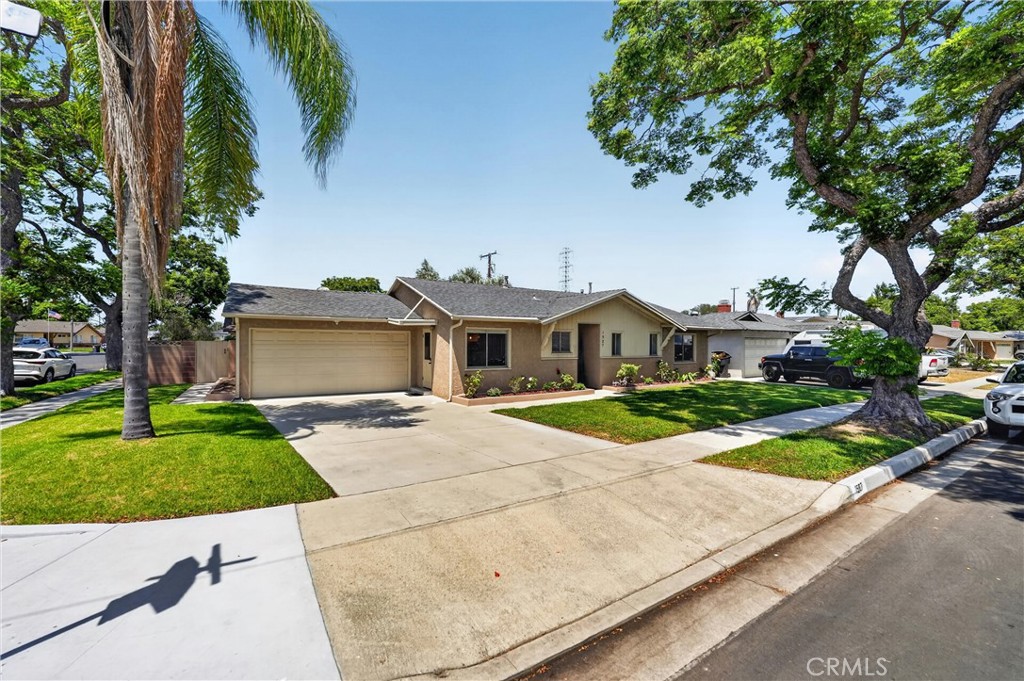 1587 W Kimberly Avenue