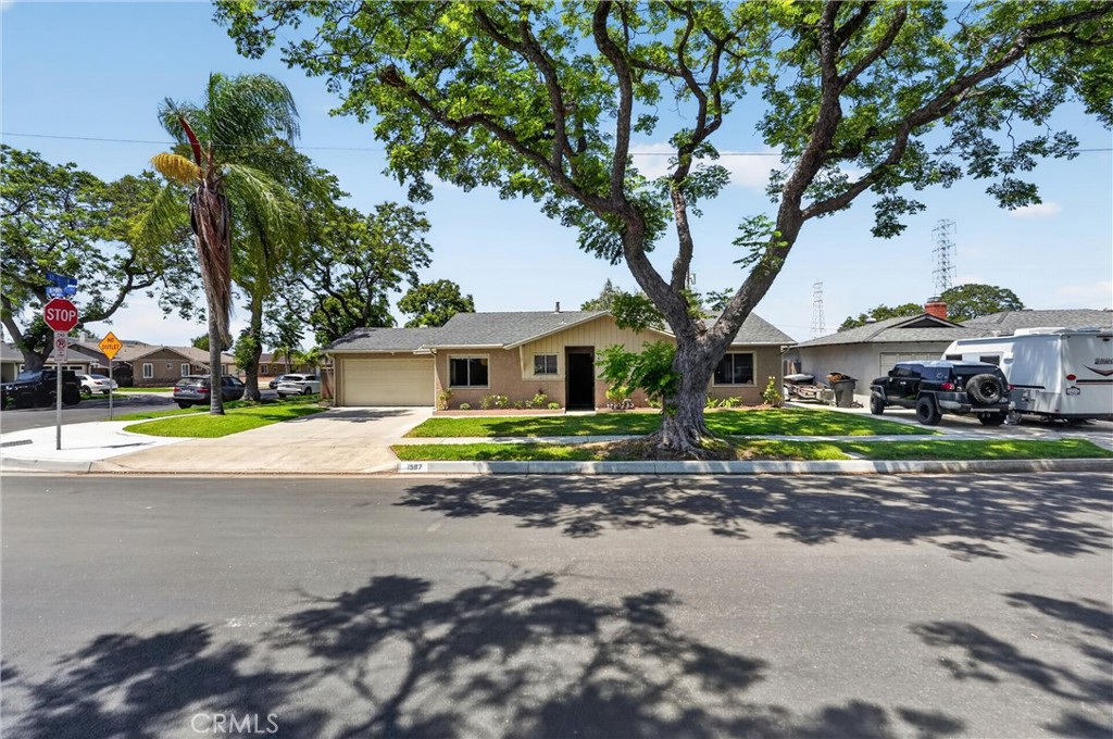 1587 W Kimberly Avenue