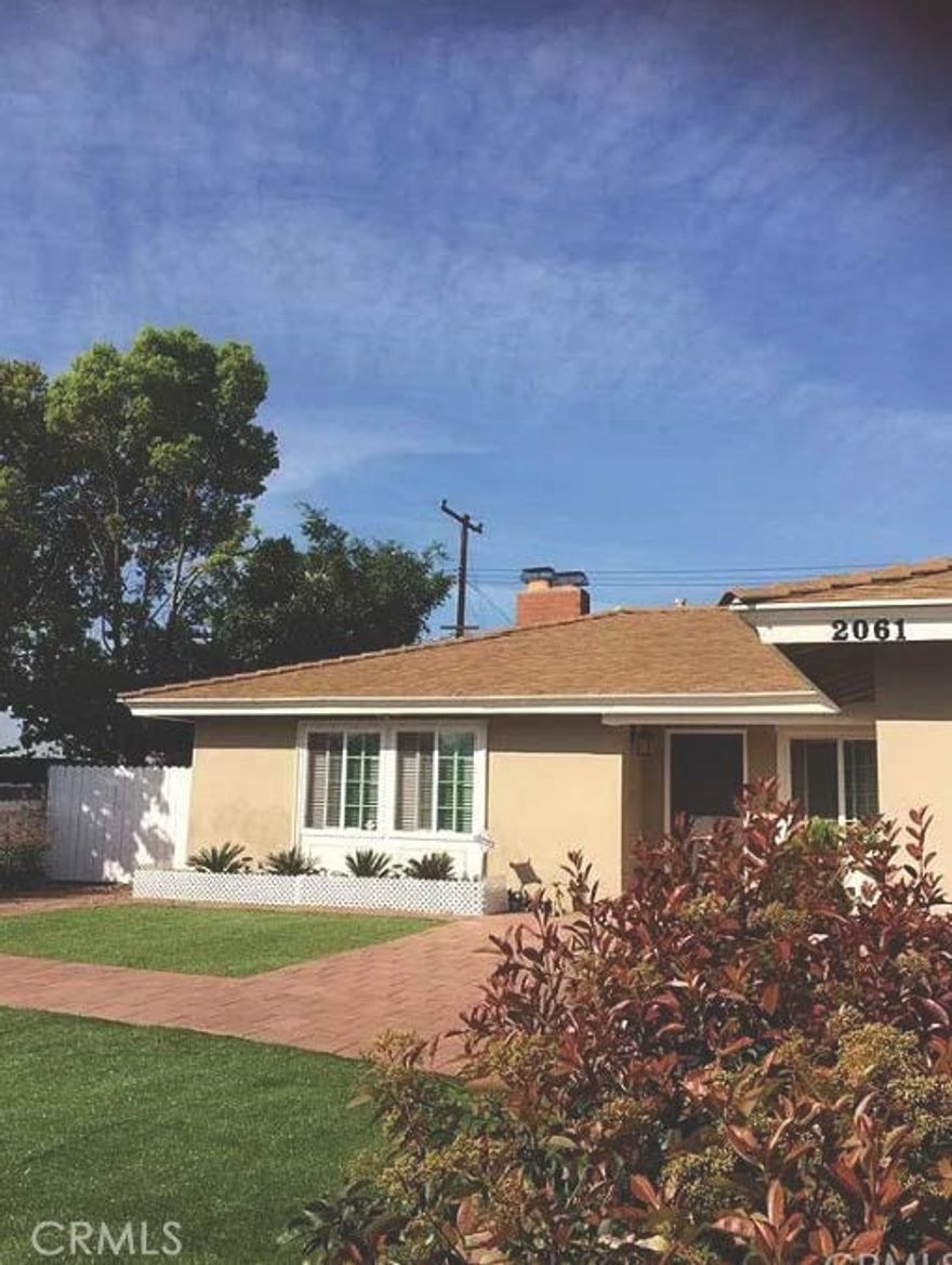 It’s a 5-minute walk to Diamond Bar High School and Evergreen Elementary School. High-ranking school district home, located in a safe community with an excellent environment and a spacious backyard view.