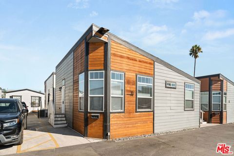 Photo of 8250 Lankershim Boulevard #92, North Hollywood, CA 91605 (MLS # 26837603)
