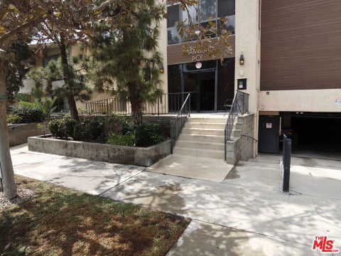 Photo of 104 S Hayworth Avenue #103, Los Angeles, CA 90048 (MLS # 26992173)