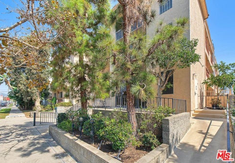 Photo of 104 S Hayworth Avenue #103, Los Angeles, CA 90048 (MLS # 26992173)