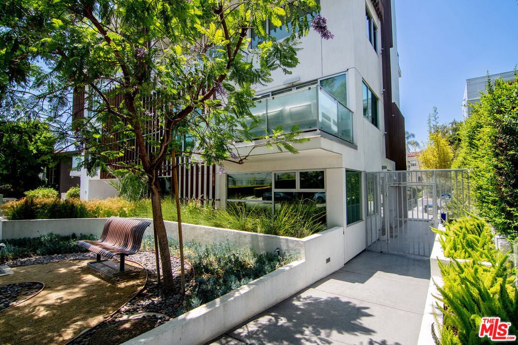 Photo of 1345 N Havenhurst Drive #4, West Hollywood, CA 90046 (MLS # 26856129)