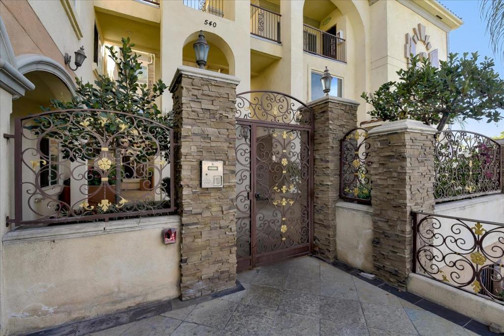 This luxurious townhome in a prime Burbank location is ready for love! Come home to this gorgeous corner units gleaming hardwood floors, with a gorgeous fireplace in the spacious living room inviting you to relax as central air conditioning, high ceilings, crown moldings, and recessed lighting, throughout set the mood right. Enjoy home cooking in the light-filled open kitchen. Stainless steel appliances installed include a French door refrigerator, microwave, gas cooktop, oven, and dishwasher. Generous countertops and cabinetry, plus a pantry cabinet in the dining area for easy storage! Two (tandem) car park spots are allotted in the garage, as well as extra, secure storage space. This home is right in a Walkers Paradise - restaurants, shops, entertainment, and errands are just a stones throw away! Great for commuters, too: your new home is a mere 15-minute walk from the Antelope Valley Line and the Ventura County Line at the Downtown Burbank Metrolink Station stop.
