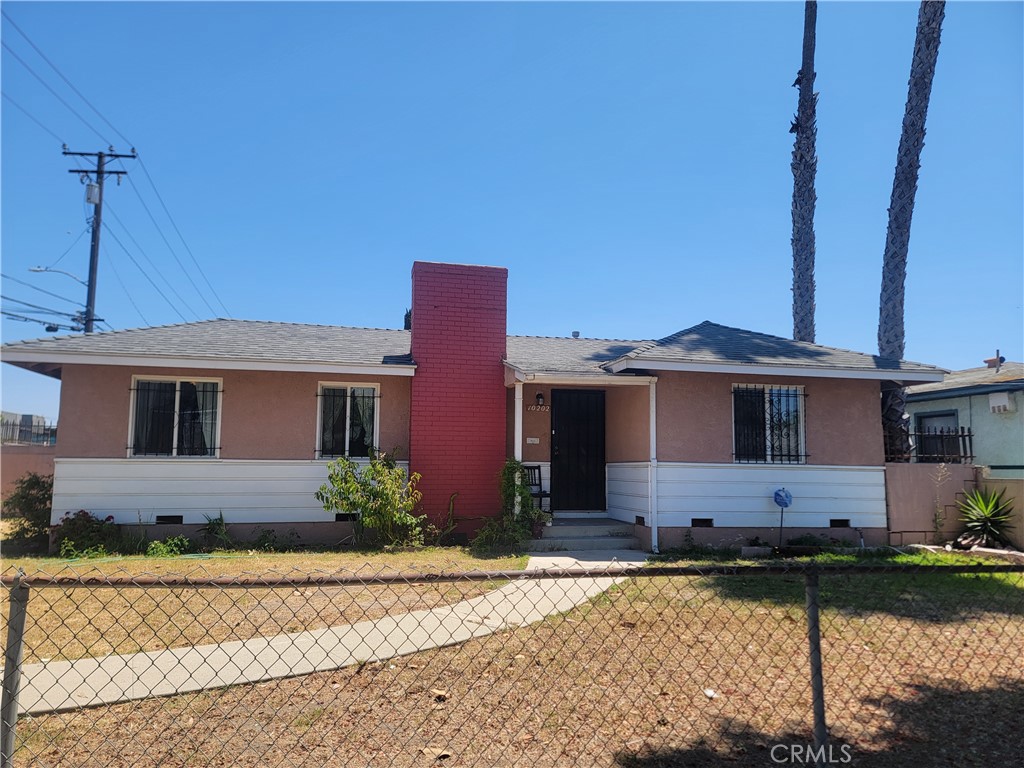 Lovely Inglewood 3-bedroom, 1 bath home. Less than 5 minutes walking distance from the New Rams So-Fi stadium and a block next to the Clippers Intuit Dome. Corner house and all fenced in with a secure garage gate. tankless water heater and all new water piping under the sinks. Hardwood floor, wood cabinet, and upgraded windows—indoor laundry room with washer and dryer hookups. Washer and dryer, and furniture included if needed. Plenty of back and front yard space for parking and entertainment.