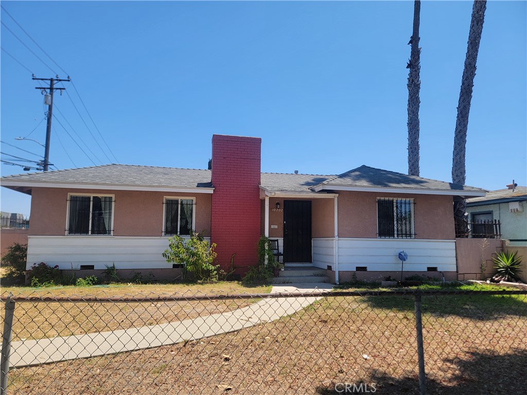 Lovely Inglewood 3-bedroom, 1 bath home. Less than 5 minutes walking distance from the New Rams So-Fi stadium and a block next to the Clippers Intuit Dome. Corner house and all fenced in with a secure garage gate. tankless water heater and all new water piping under the sinks. Hardwood floor, wood cabinet, and upgraded windows—indoor laundry room with washer and dryer hookups. Washer and dryer, and furniture included if needed. Plenty of back and front yard space for parking and entertainment.