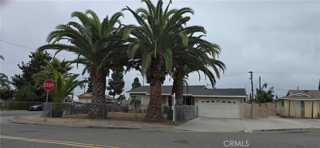 Garden Grove family home. 3 spacious bedrooms, 1 full bath
Corner lot. Bright, open floorplan. Large living room, spacious family room. Dinning area
Air conditioner and central air. 2 car garage, plenty of parking spaces. Home sweet home. Must see.