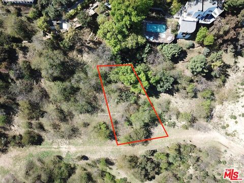 Photo of 3895 N Hopevale Drive, Sherman Oaks, CA 91403 (MLS # 26827931)