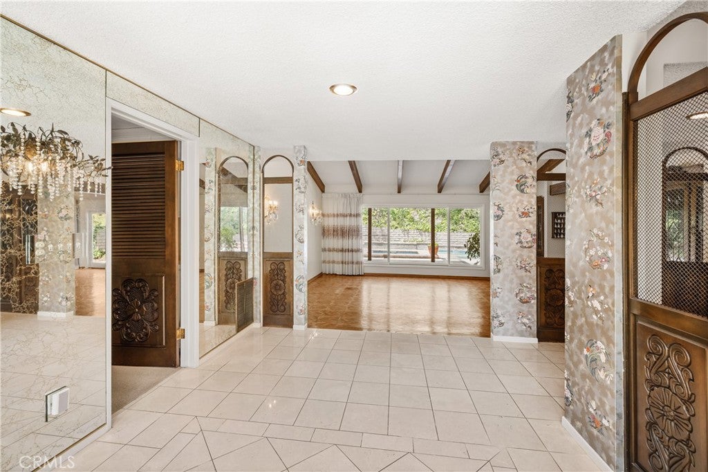 Photo of 4011 Ellenita Avenue, Tarzana, CA 91356 (MLS # SR26114094)