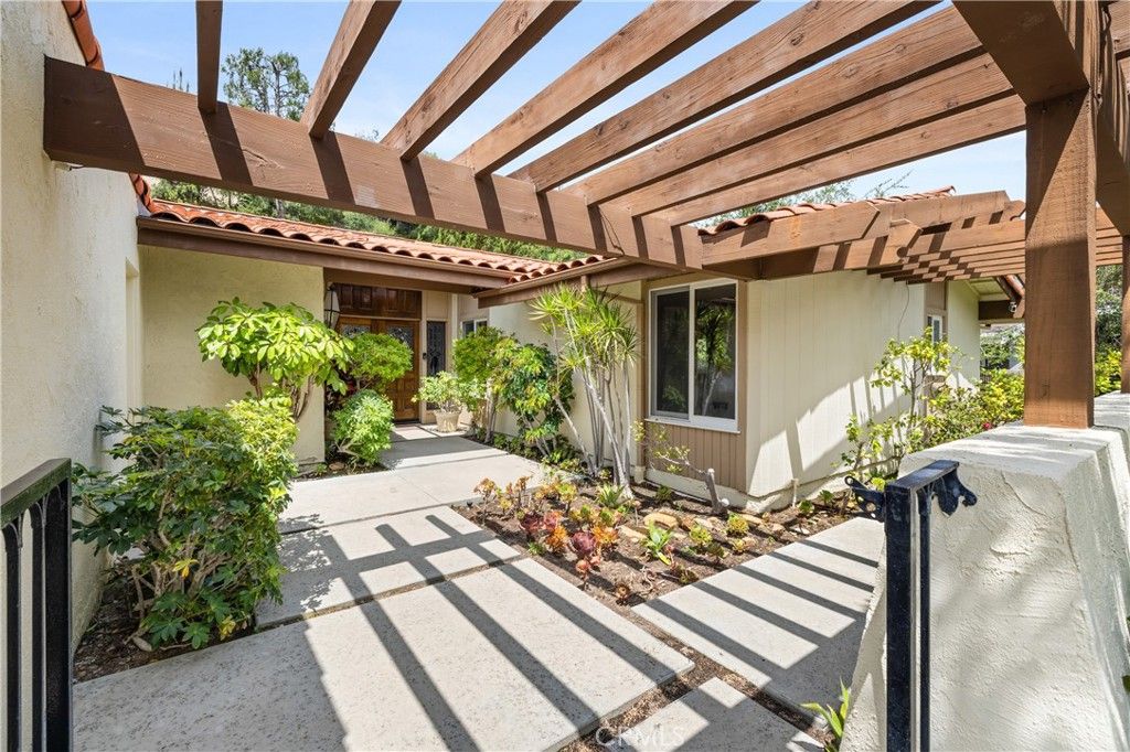 Photo of 4011 Ellenita Avenue, Tarzana, CA 91356 (MLS # SR26114094)