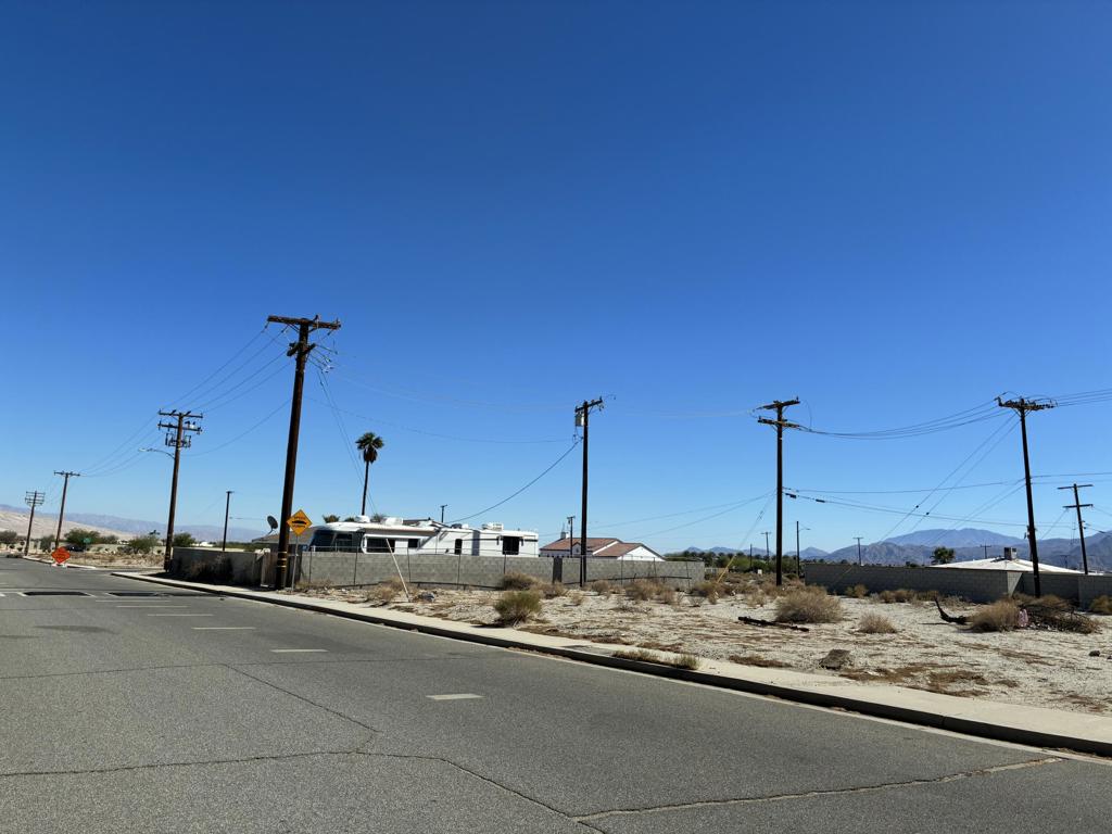 Desert Highland Gateway - Land