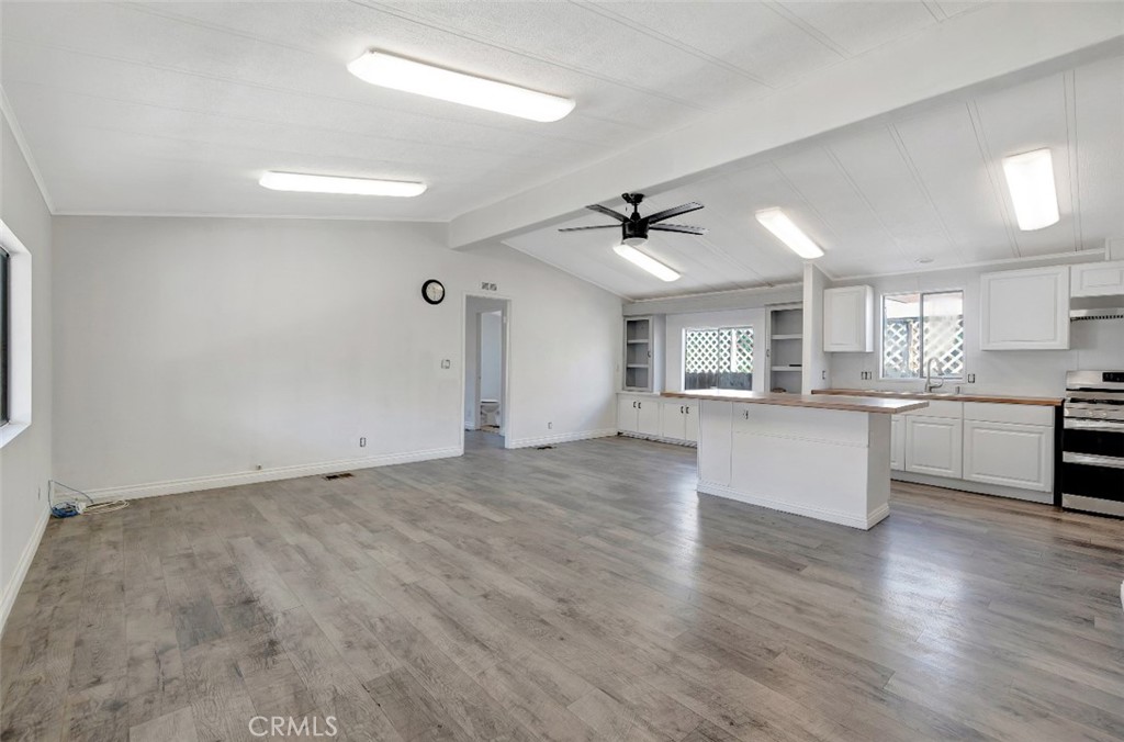 Welcome to Creekside Mobile Home Estates, located in the Dos Lagos area f Corona. This is a nicely maintained mobile home that offers 3 bedrooms and 2 bathroom, 4 car parking spaces, open concept space in living area with laminate flooring, a shed that can be used as an office, storage or workshop. This affordable manufactured home is located in a friendly family park community and close to shopping centers. Don't miss the opportunity to make this lovely residence your home!