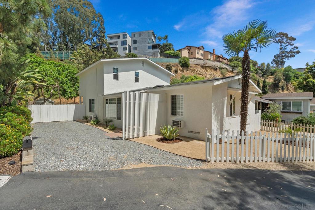 2821 N Arroyo Drive