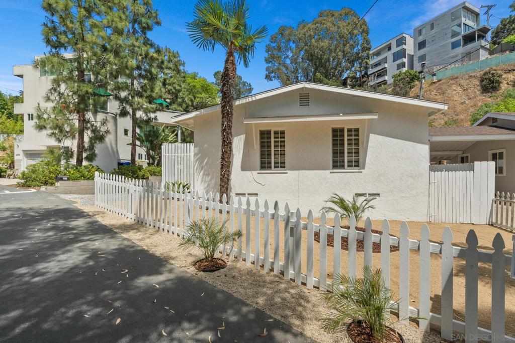 2821 N Arroyo Drive