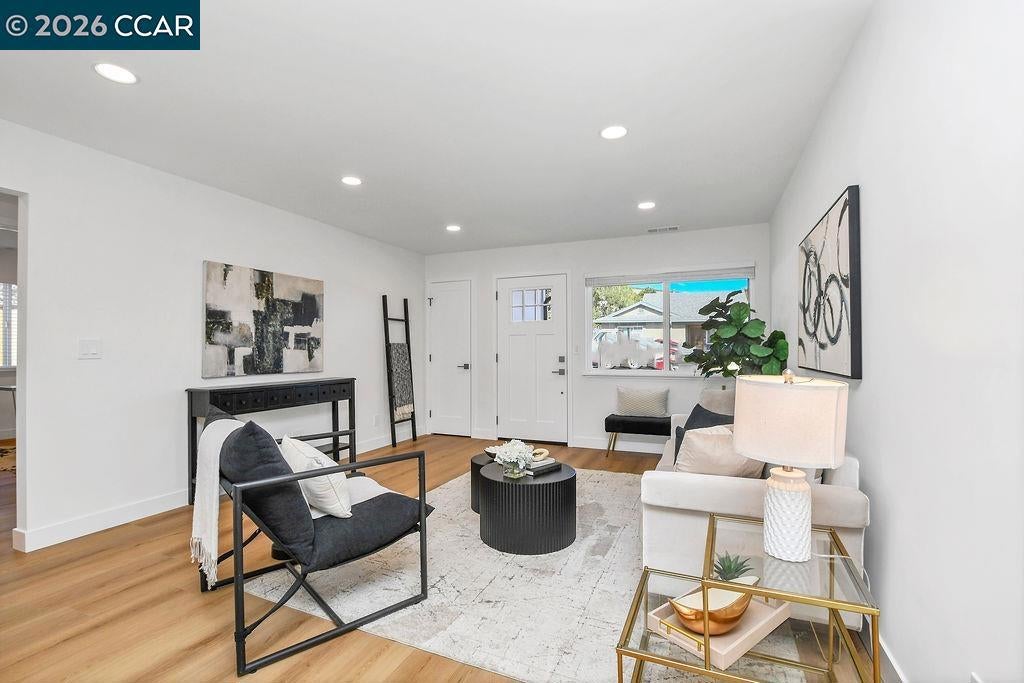 4395 Cabrilho Dr