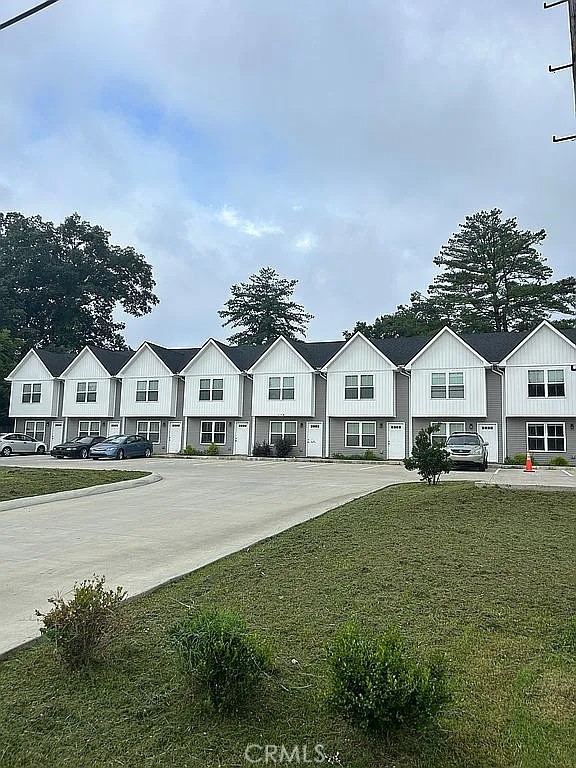 8 beautiful townhomes located in north Clarksville. Each unit is 2br 2.5 bath with washer/dryer included. Great investment property, we’re currently renting each for 1500/month.
