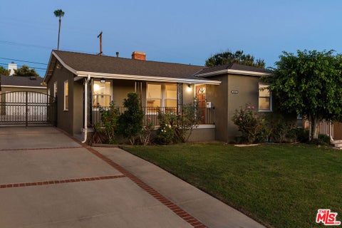 Photo of 2616 N Keystone Street, Burbank, CA 91504 (MLS # 26102481)
