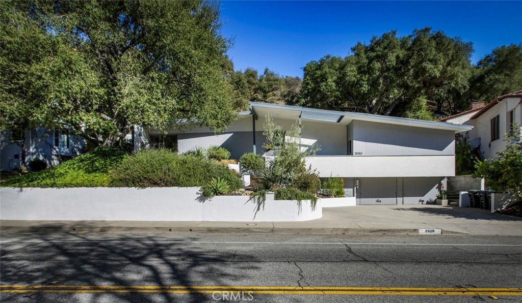 Photo of 2820 E Chevy Chase Drive, Glendale, CA 91206 (MLS # SR25242627)