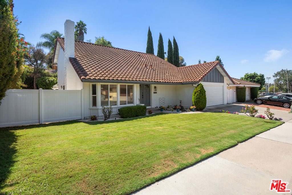 Photo of 26392 Cortina Drive, Mission Viejo, CA 92691 (MLS # 26996419)