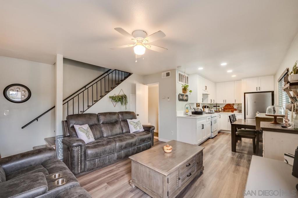 8713 15 Central Way
