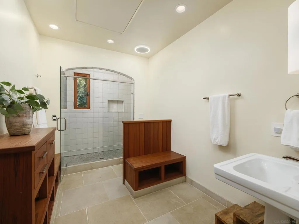 La Jolla, California 92037, United States, 5 Bedrooms Bedrooms, ,4 BathroomsBathrooms,Residential,Active,203472