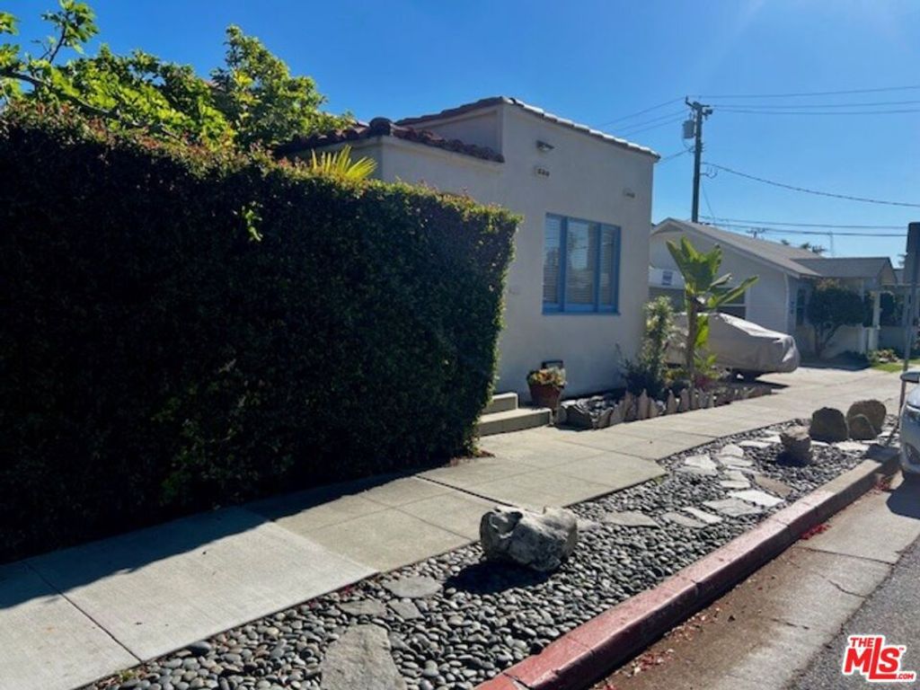 Photo of 1335 Chelsea Avenue, Santa Monica, CA 90404 (MLS # 26660483)